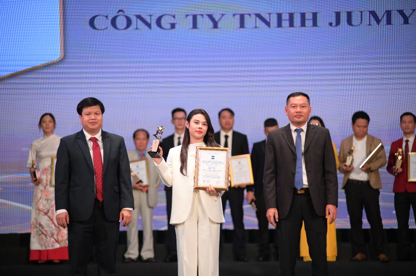 jumys doanh nghiệp xuất sắc châu á 2023